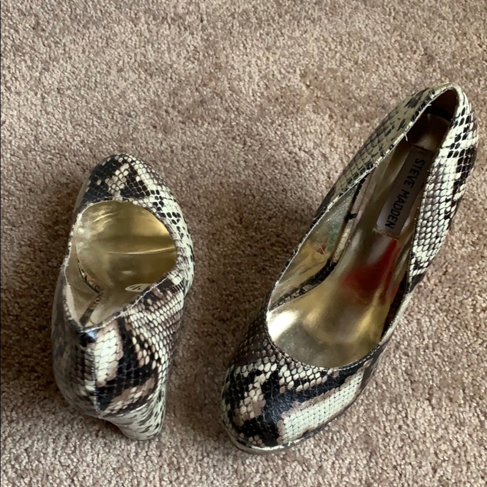 Ladies snake print shoe